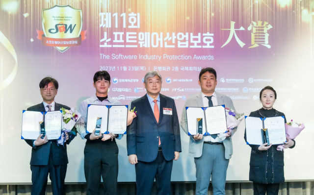 문화체육관광부, 행정안전부, 과학기술정보통신부가 주최, 한국저작권보호원, 한국소프트웨어저작권협회 주관, 디지털타임스가 후원하는 제11회 소프트웨어산업보호대상 시상식이 23일 서울 중구 은행회관에서 열렸다. 이날 행사에서 박학용(왼쪽 세번째) 디지털타임스 대표이사가 디지털타임스사장상 수상자들과 기념촬영을 하고 있다. 박동욱기자 fufus@